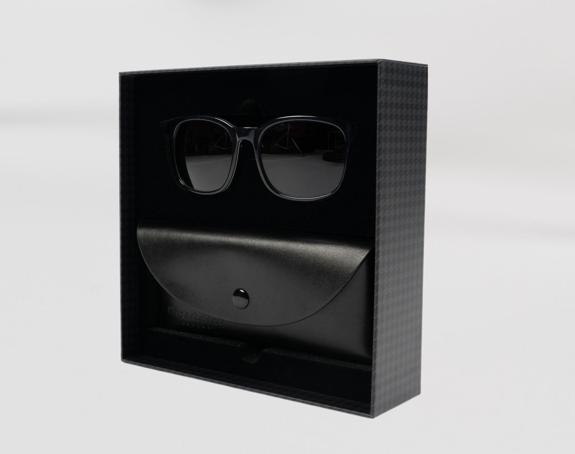 Gift box of sunglasses for men and case. Wayfarer sunglasses style from Missandtrendy® Sunglasses UK
