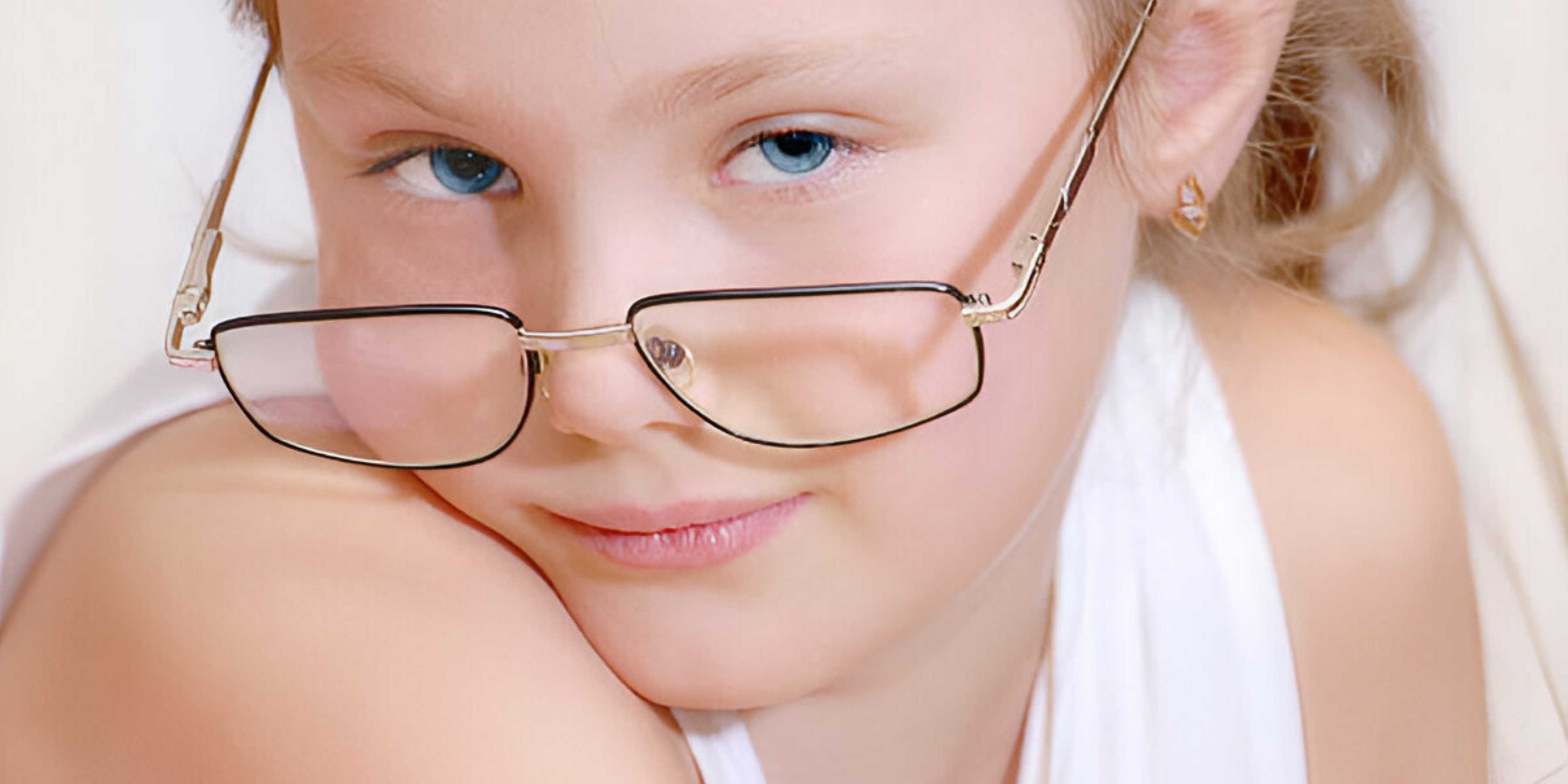 kids girl model side face wearing metal frame kids eyeglass prescription lens for kids from Missandtrendy