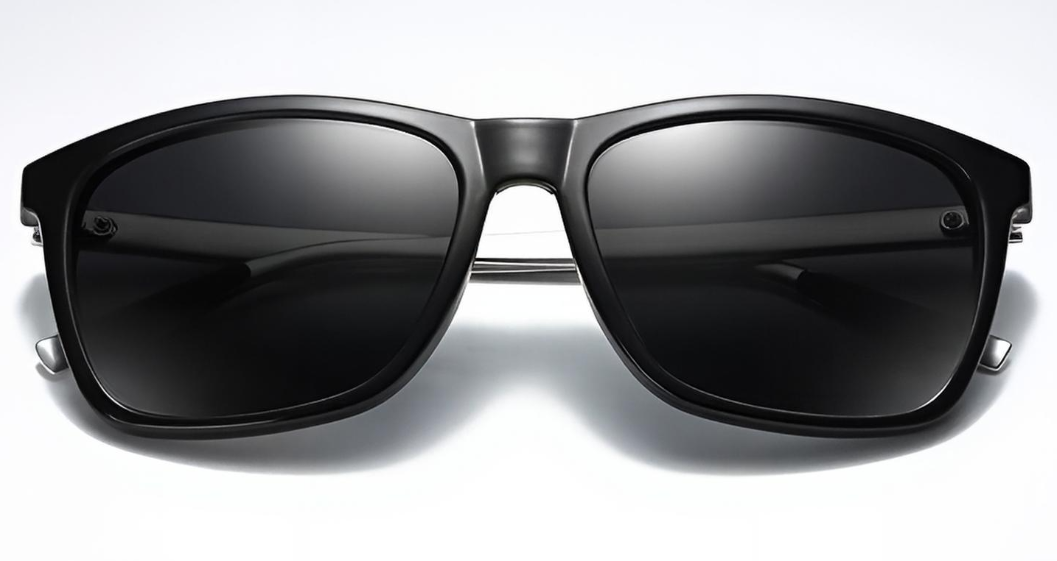 Mayfair - Black aviator-style UV 400 polarised sunglasses with dark lenses and a thin metal bridge, shown from the front on a white background - Missandtrendy