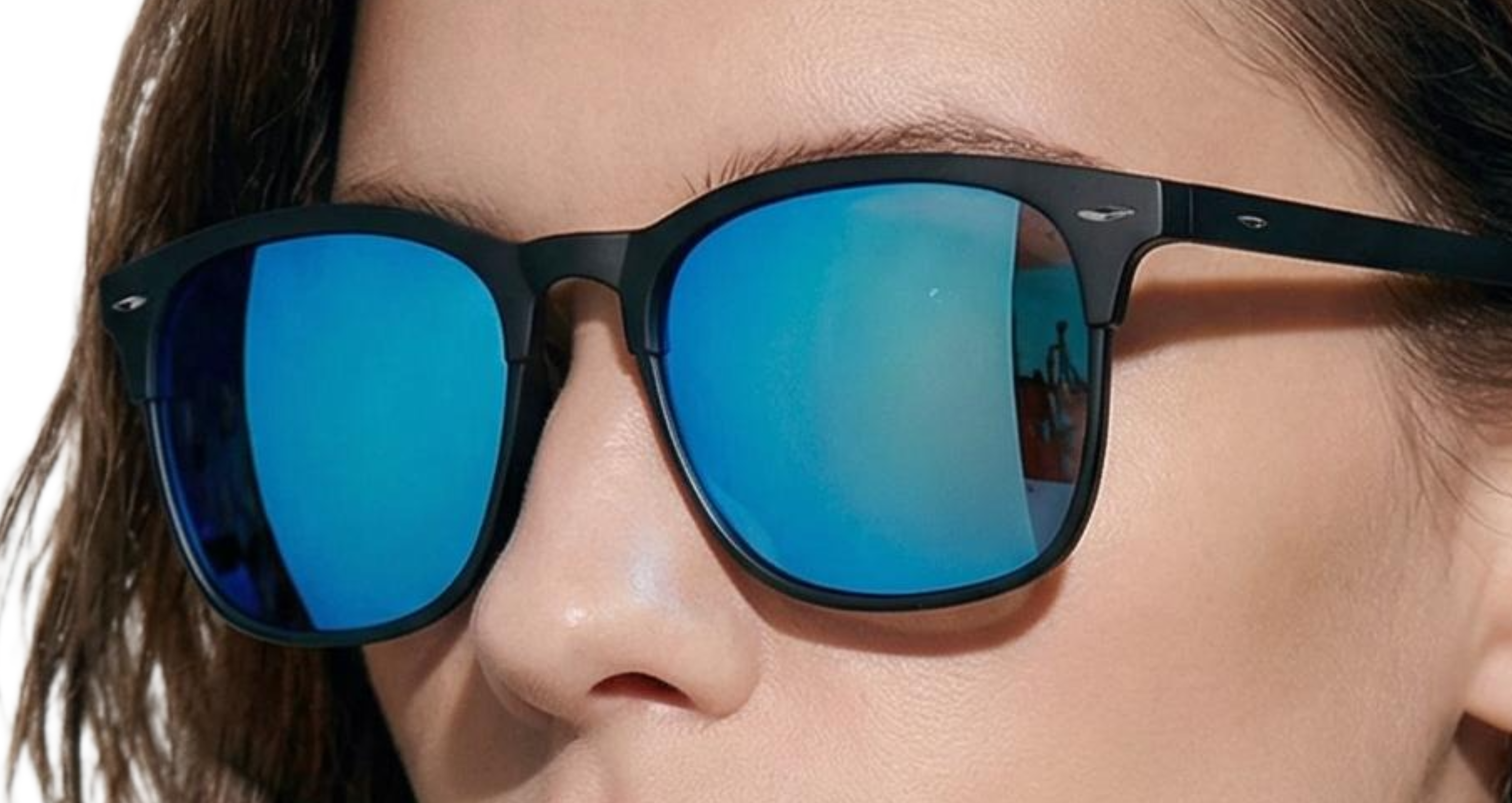 Woman wearing Missandtrendy Piccadilly wayfarer sunglasses with black frame and mirror blue lens 45º side view main