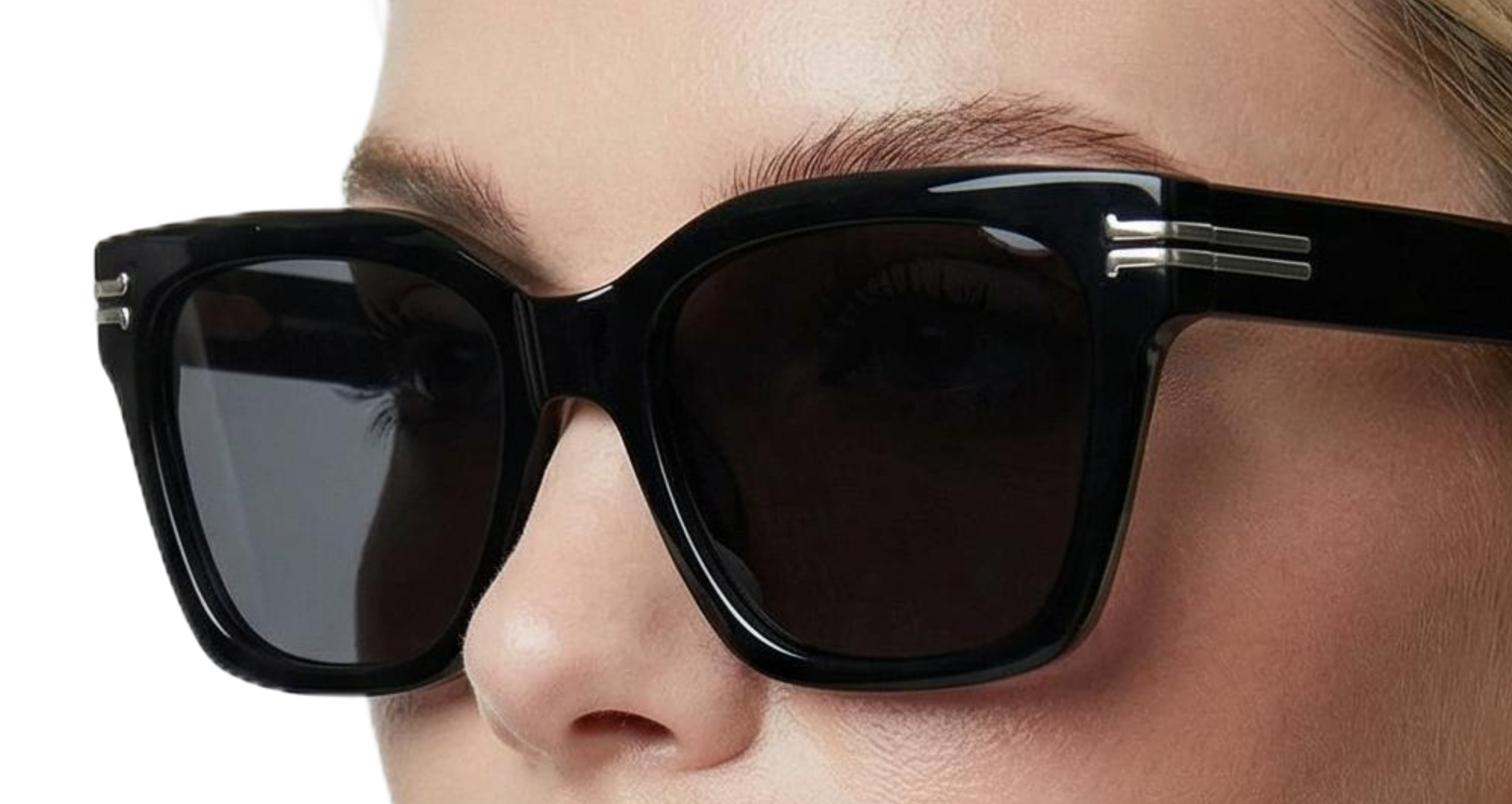 Woman wearing catwalk black frame and black lens sunglasses by Missandtrendy 45º side view_Butterfly_main_0
