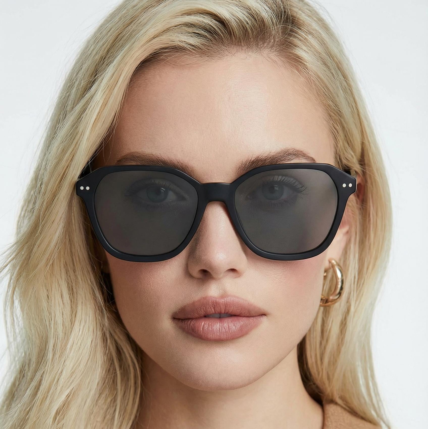 Close_up_of_a_model_wearing_the_sunglasses_from_the_picture_missandtrendy_2