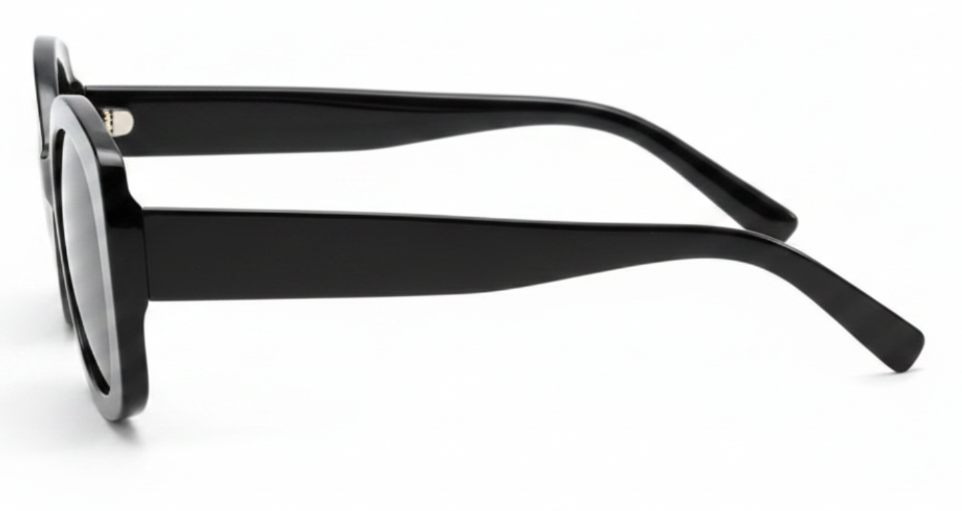 Woman wearing Diva black frame and black lens oversized polarised sunglasses by Missandtrendy 90º side view.