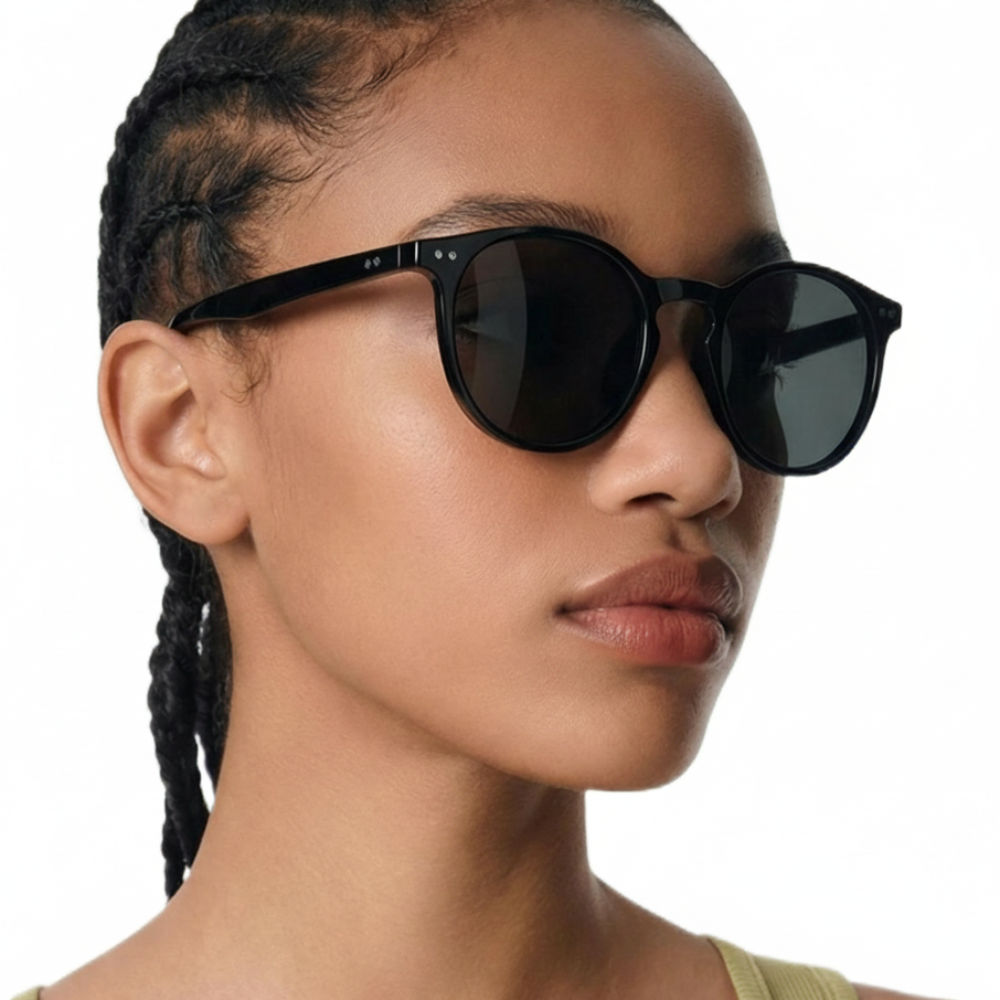 Woman wearing Missandtrendy sevilla round sunglasses with black frame and black lens 45º side view_01